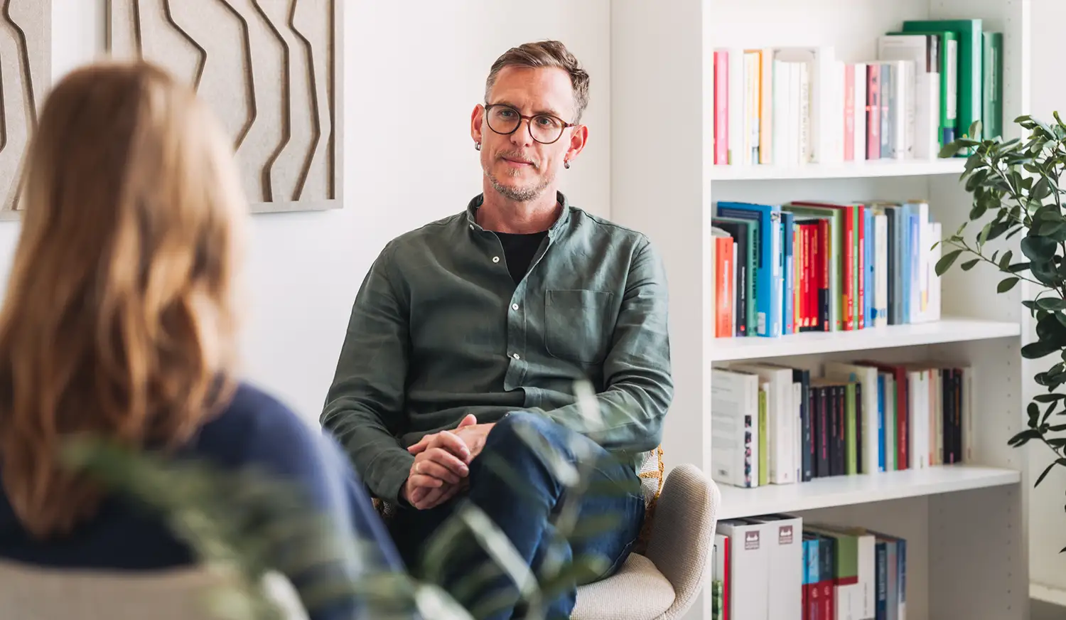 Psychotherapeut Felix Bösch im Gespräch mit einer Klientin